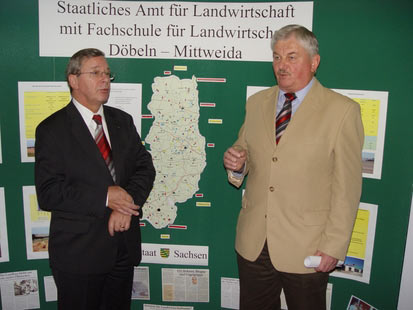 Regierungspräsident Karl Noltze und der Leiter des Landwirtschaftsamts Döbeln-Mittweida Dr. Ulrich Hoffmann während der Eröffnung der Präsentation des Amtes in der 4. Etage des Regierungspräsidiums Chemnitz am 28. November 2006