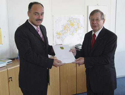 Regierungspräsident Karl Noltze bei der Übergabe des Förderbescheides an den Chemnitzer Stadtkämmerer Detlef Nonnen.